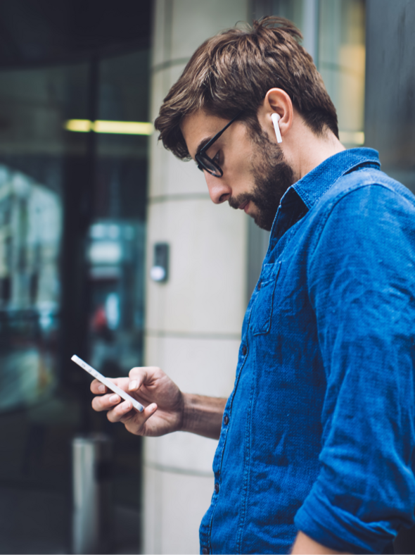 osoba posiadająca telefon